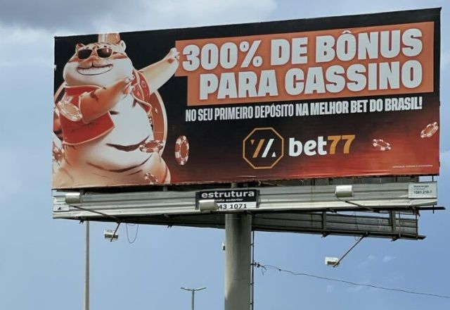 Anúncio publicitário da Bet77 no Eixão Sul (Divulgação/Procon-DF)
