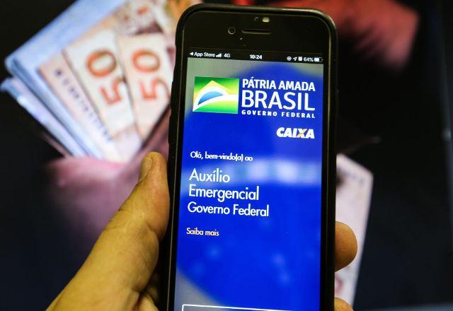 aplicativo auxilio emergencial e notas de 100 e 50 reais