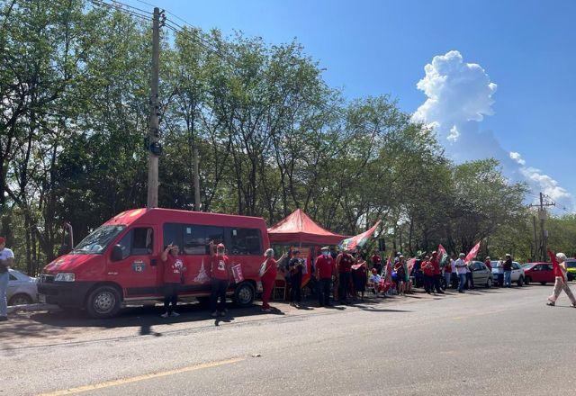 Apoiadores de Lula fazem vigília no CCBB, onde petista terá reunião Apoiadores de Lula fazem vigília no CCBB, onde petista terá reunião