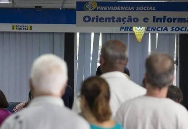 Aposentados na porta do INSS | Divulgação/INSS