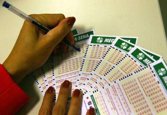 Mega-Sena acumula e prêmio vai a R$ 10 milhões; veja os números sorteados