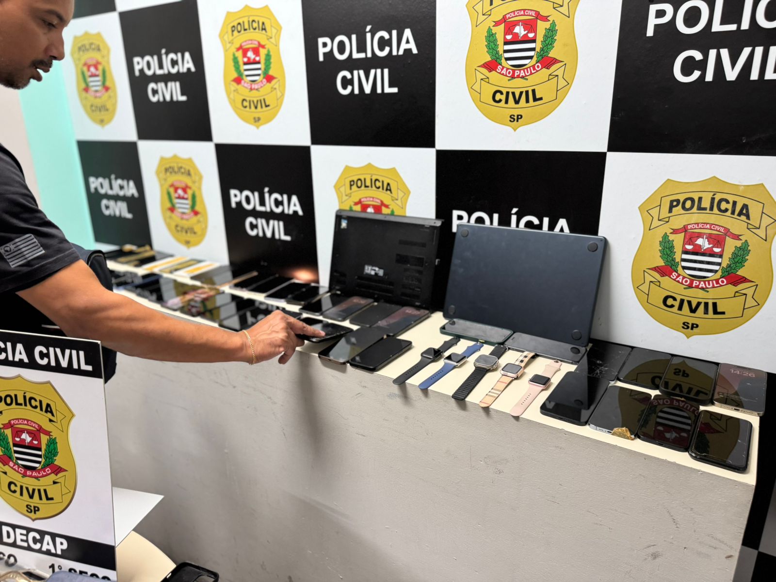 Celulares e relógios foram apreendidos em apartamento na região da Santa Ifigênia. | Divulgação/Polícia Civil