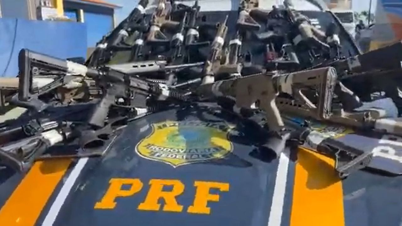 Imagem da notícia: Arsenal com 26 fuzis estava escondido em caminhão, diz PRF Imagem da notícia: Arsenal com 26 fuzis estava escondido em caminhão, diz PRF
