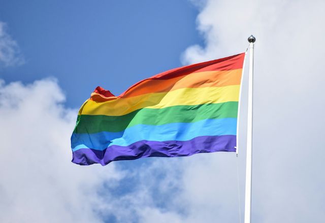 Bandeira do arco-íris, símbolo da comunidade LGBTQIA+. Foto: Rob Maxwell/Unsplash