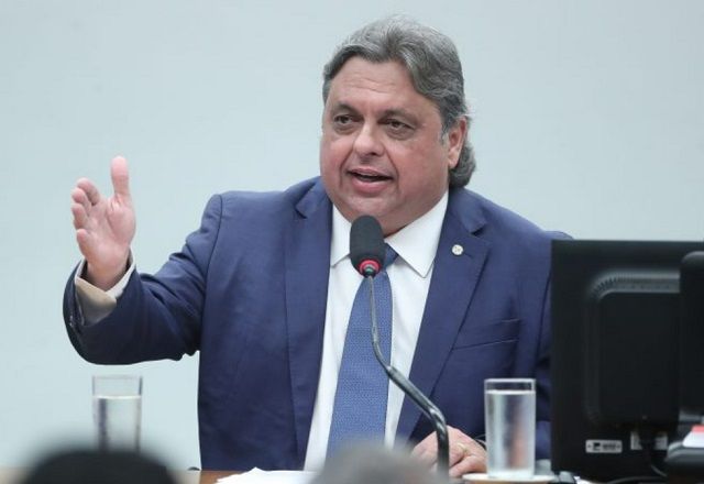 Presidente de comissão adia leitura de lei sobre Orçamento de 2025 após ação da Procuradoria contra "emenda Pix" Presidente de comissão adia leitura de lei sobre Orçamento de 2025 após ação da Procuradoria contra "emenda Pix"