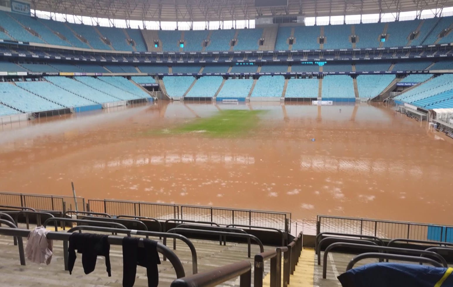 Arena do Grêmio é tomada pelas águas do Guaíba (Reprodução/Twitter/@oocbrsao)