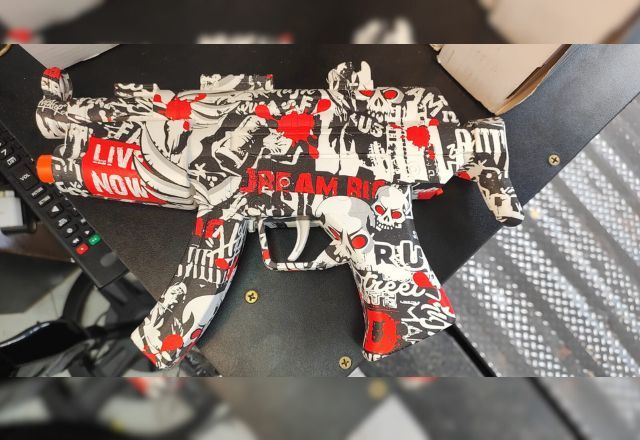 Metralhadora MP5 para balas de gel vendida em comércio popular de São Paulo | Derick Toda/SBT