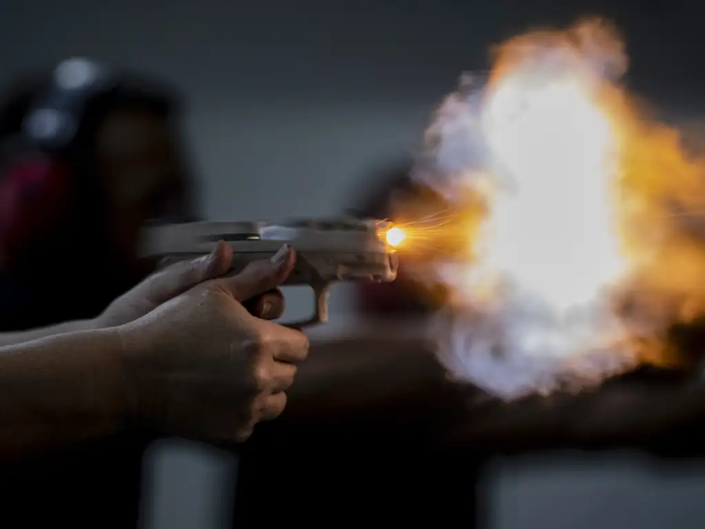 Treinamento com arma de fogo em um clube de tiro | Joédson Alves/Agência Brasil