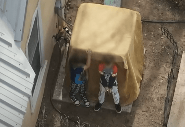 Crianças são flagradas com arma carregada e ignoram ordens policiais nos EUA; veja