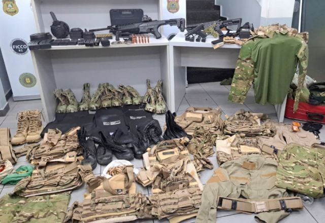 Armas e material bélico apreendido pela PF e PM em casa no RS usada pelo crime. (Crédito: Divulgação/PF)