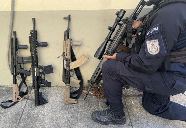 Três armas foram apreendidas pela polícia | Foto: PMERJ
