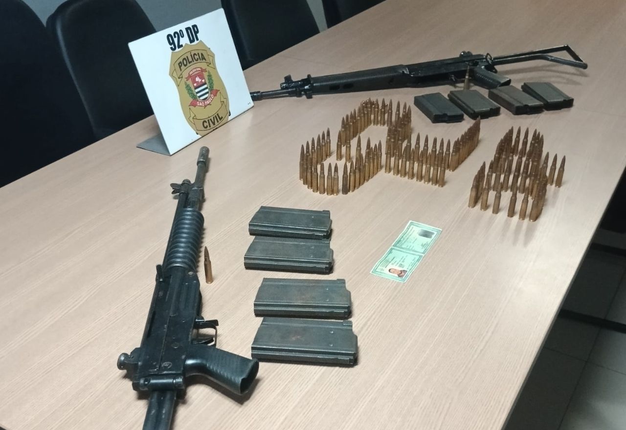 Armas, carregadores e projéteis foram apreendidos | Reprodução