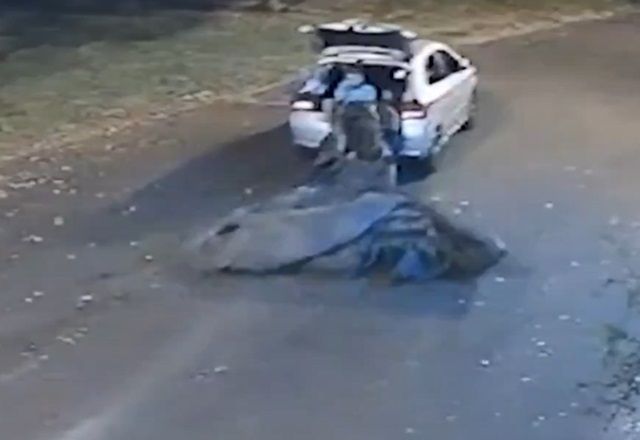 Câmera flagra corpo sendo arrastado por carro e abandonado na rua