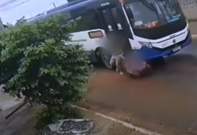 Momento em que ônibus atinge mulher e bebê | Reprodução/SBT
