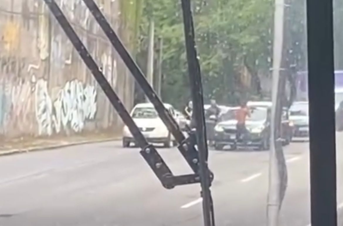 Criminosos param o trânsito na saída do túnel Rebouças e fazem arrastão | Reprodução 