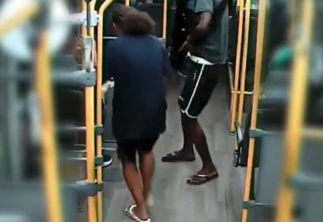 Criminosos agridem passageiros durante assalto a ônibus no Rio | Foto: Reprodução