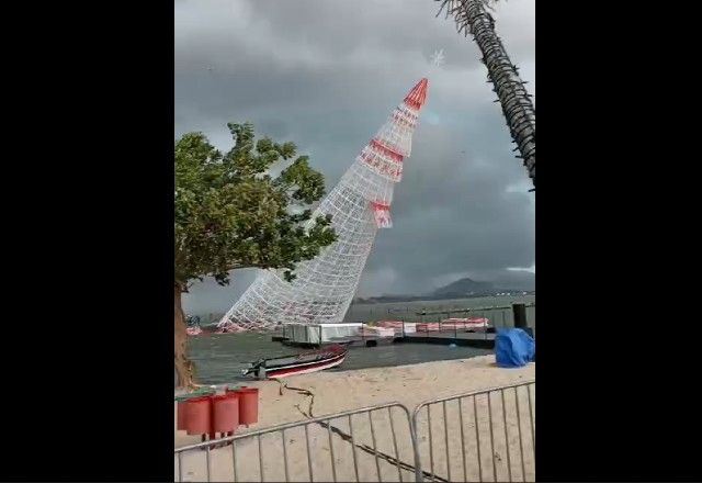 Vídeo: Árvore de Natal cai durante ventania e mata trabalhador em Maricá (RJ)