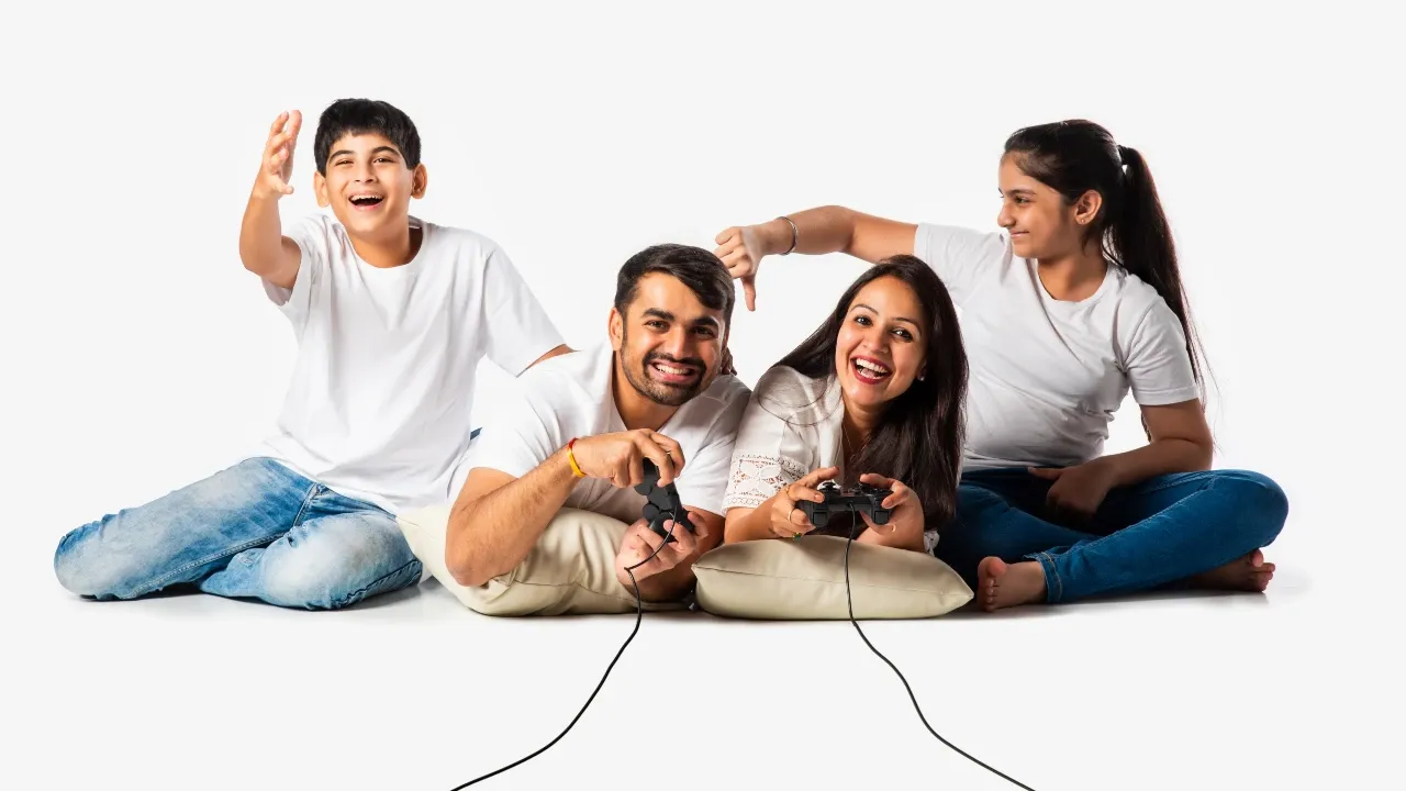 Família jogando videogame | Reprodução/Envato