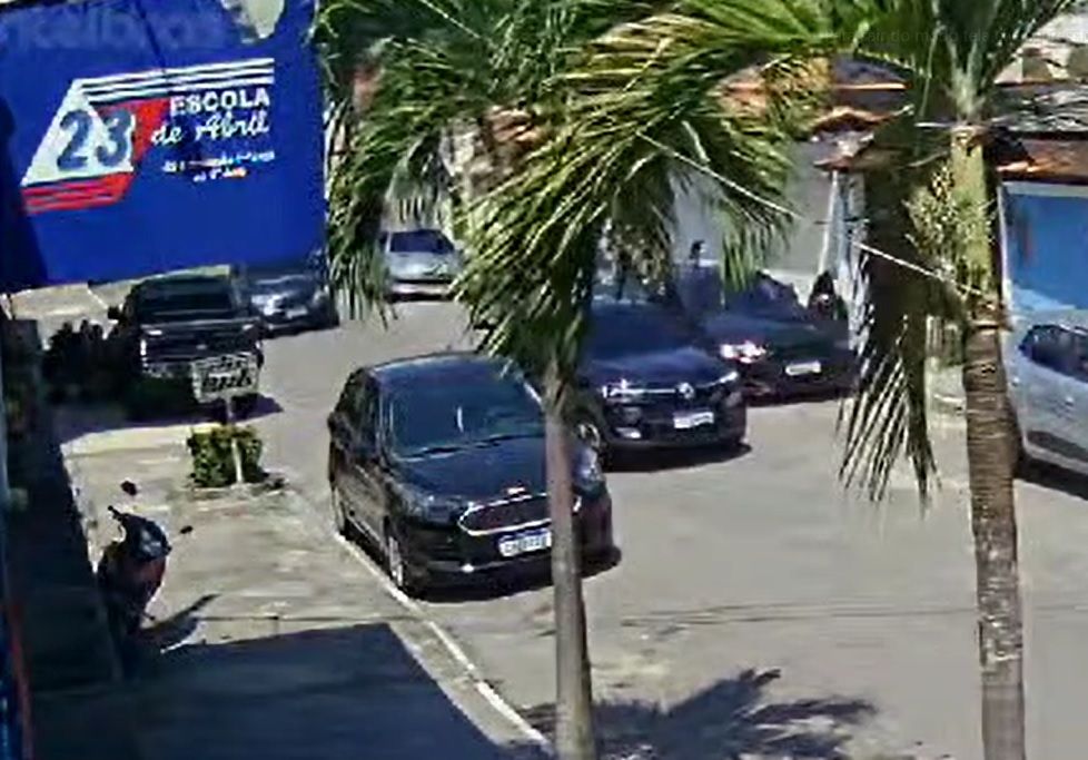 Assalto em frente à escola assusta pais na Praça Seca. | Reprodução/Circuito de segurança