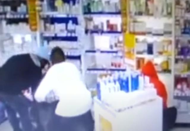assaltantes roubando fármacia