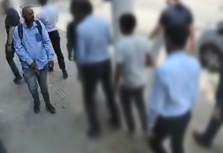 De camisa social e calça, criminoso armado surpreende pedestres em SP