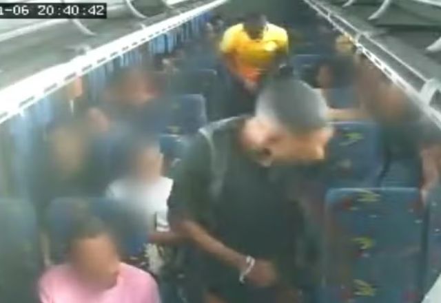 Assalto a ônibus na Avenida Brasil deixa passageiros aterrorizados | Foto: Reprodução