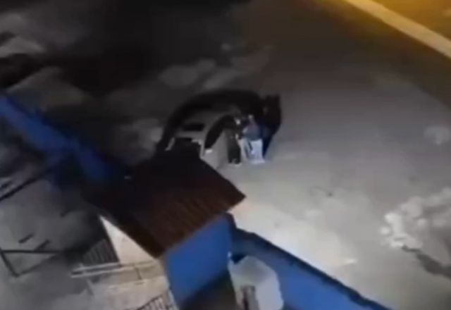 Momento em que homem é surpreendido por criminosos | Foto: Reprodução