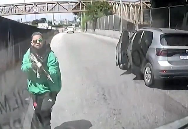 Câmera em carro flagra assalto com fuzil em via movimentada do RJ 