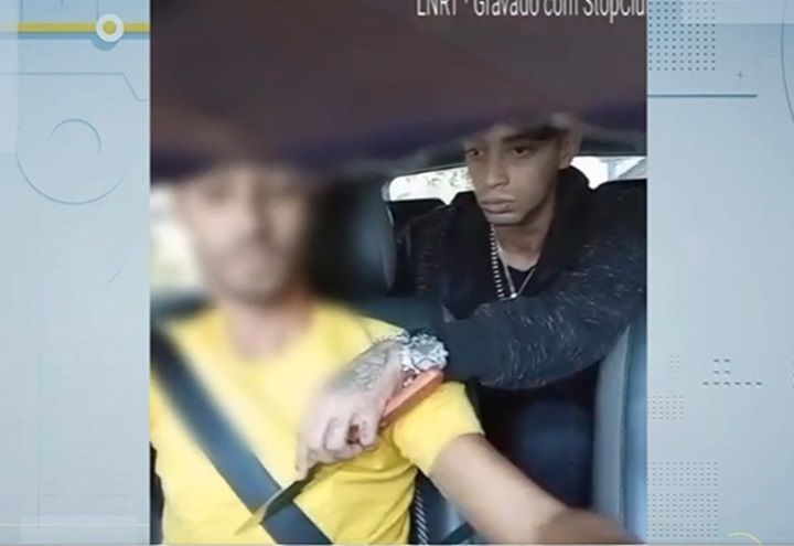 Câmera em carro registra motorista sendo ameaçado com faca