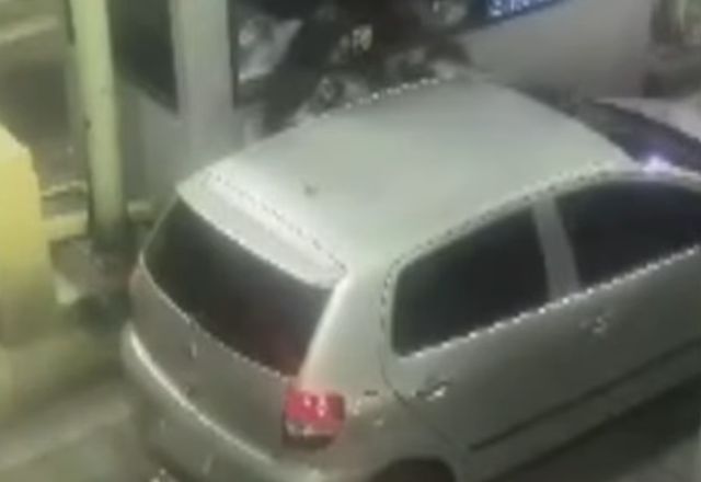 Assaltantes levam carro em pedágio em Diadema | Reprodução