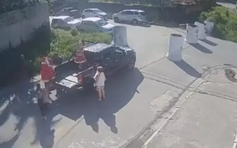 Papai Noel é assaltado no Guarujá. | Reprodução/Circuito de Segurança