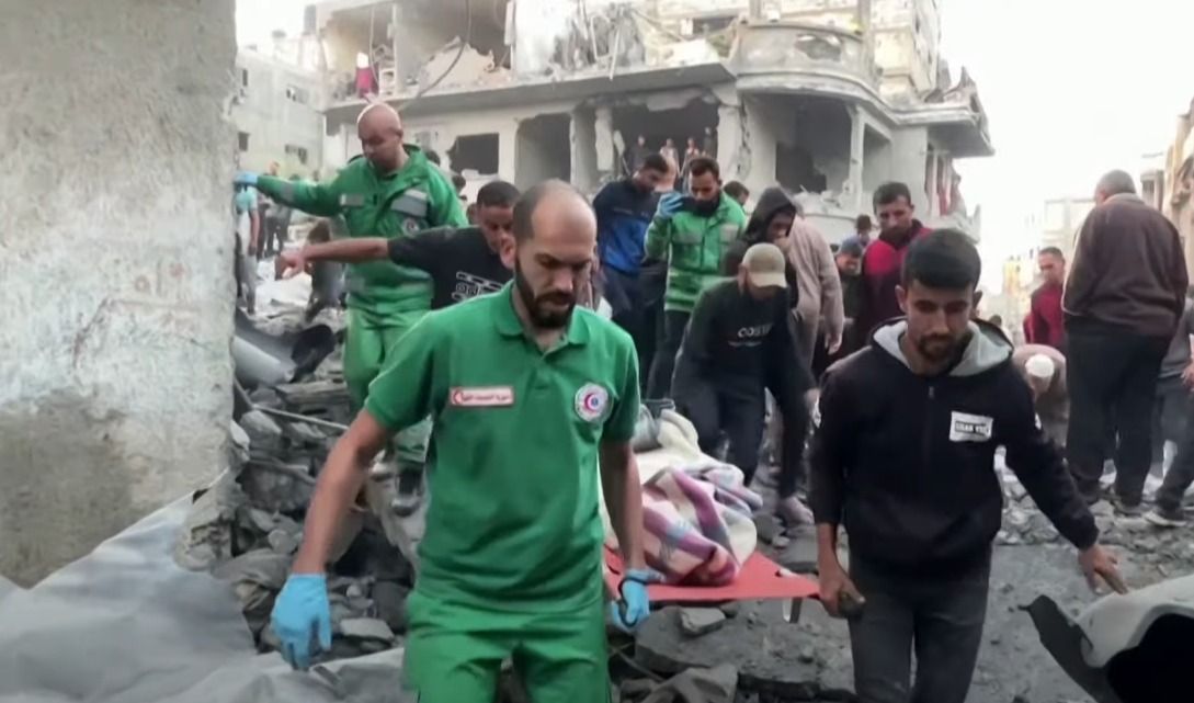 Vítimas são resgatadas após ataque em Jabaliya | Reprodução/Wafa
