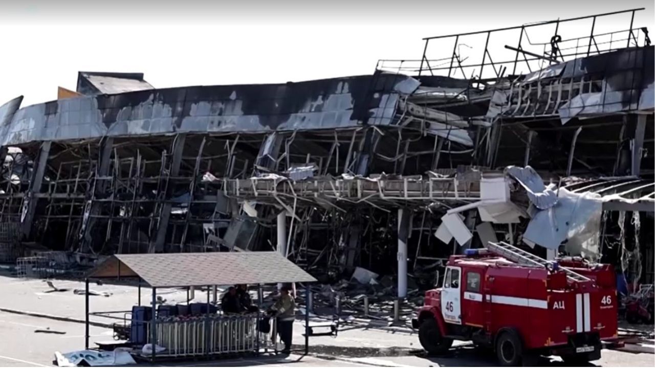 Caminhão dos bombeiros estacionado em frente a shopping destruído por ataque com drones na região de Donetsk | Reprodução/Reuters