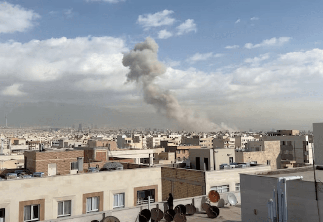 Fumaça sobe após uma explosão, depois que o Ministro da Defesa de Israel, Israel Katz, disse que Israel havia lançado um ataque preventivo contra o Irã, em Teerã | Foto: reprodução/Reuters