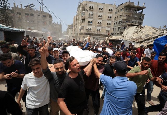 Pessoas em luto carregam os corpos de palestinos que foram mortos em um ataque israelense, de acordo com médicos, na Cidade de Gaza, em 17 de maio de 2026. REUTERS/Dawoud Abu Alkas