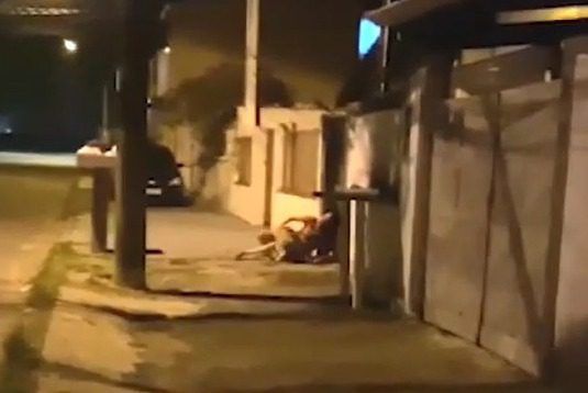Imagens capturadas mostram o desespero da mulher, que grita por socorro enquanto o agressor a ataca brutalmente | Reprodução