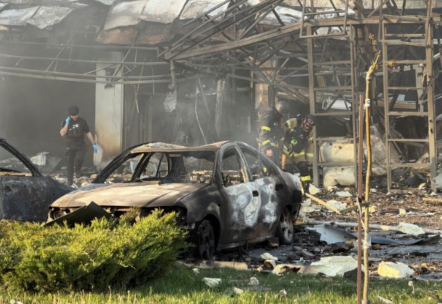 Ataques russos matam 22 pessoas após proposta de cessar-fogo da Ucrânia Ataques russos matam 22 pessoas após proposta de cessar-fogo da Ucrânia