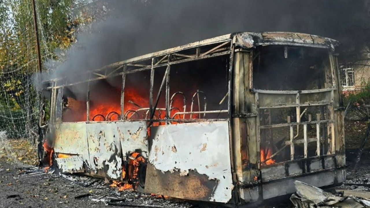 Bomba russa atinge ônibus e mata 33 civis na Ucrânia