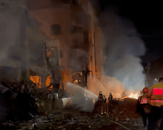 Imagem mostra prédio bombardeado em Tel Aviv | Reprodução/X