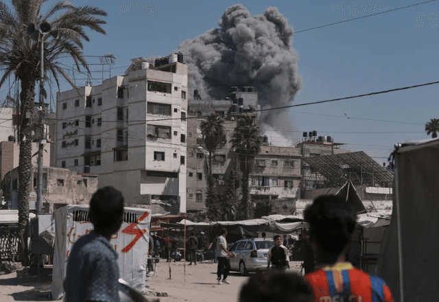 Fumaça causada por novo ataque das tropas de Israel na Faixa de Gaza nesta sexta (30) | Reprodução/AP/Jehad Alshrafi