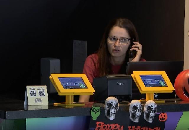 atendente de restaurante ao telefone