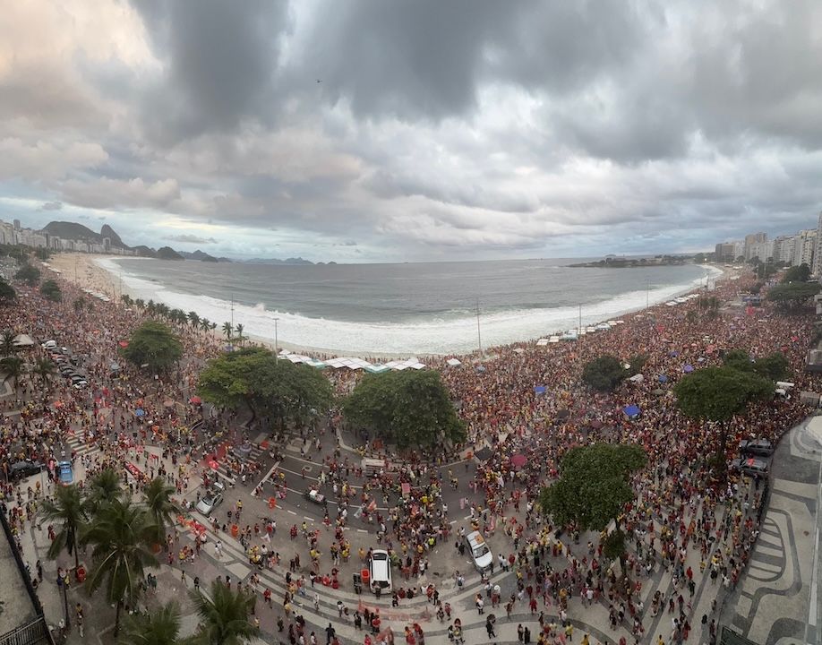 Com Caetano e vários artistas, ato pró-Lula lota Copacabana