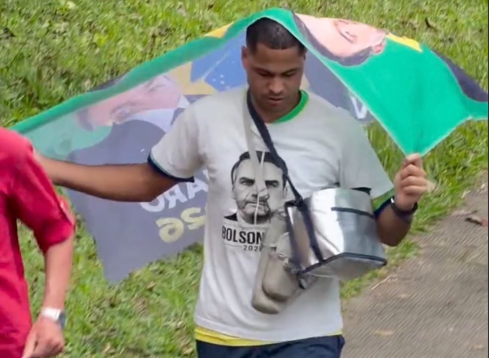 Ato de Flávio em BH tem gritos de “volta, Bolsonaro”