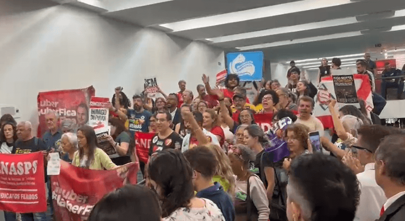 Participantes do ato “Glauber Fica” no Anexo 2 da Câmara dos Deputados | Reprodução/SBT News