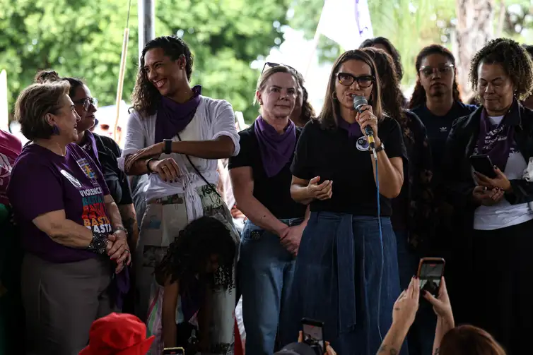 Ministras reforçam combate à violência contra a mulher em dia com manifestações no país inteiro