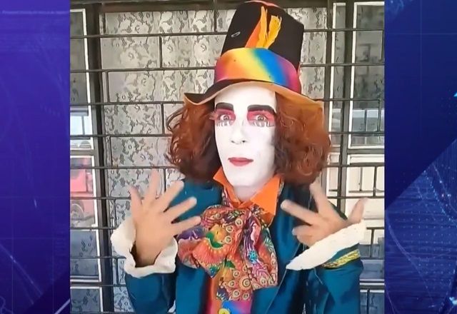 Artista que interpreta “Chapeleiro Maluco” é preso por tentativa de estupro