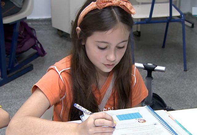 atriz da novela estudando