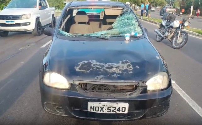 Carro danificado após atropelamento em prova de rua em Manaus | Reprodução/SBT