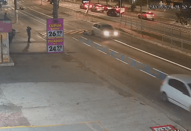 Uma das jovens foi atropelada duas vezes pelo motorista, que fugiu | Reprodução