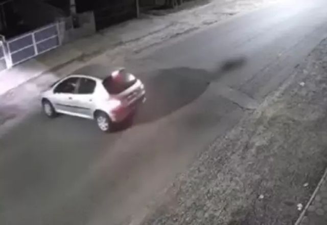 Carro atropela mulher em Joinville | Foto: Reprodução